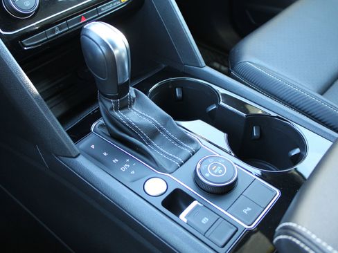 Used 2022 Volkswagen Atlas Cross Sport SE image 19