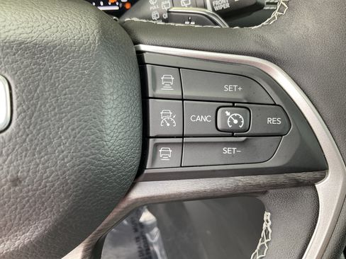 Used 2024 Jeep Grand Cherokee Limited AWD/4WD image 34