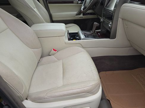 Used 2017 Lexus GX 460 Premium w/ Premium Package image 28