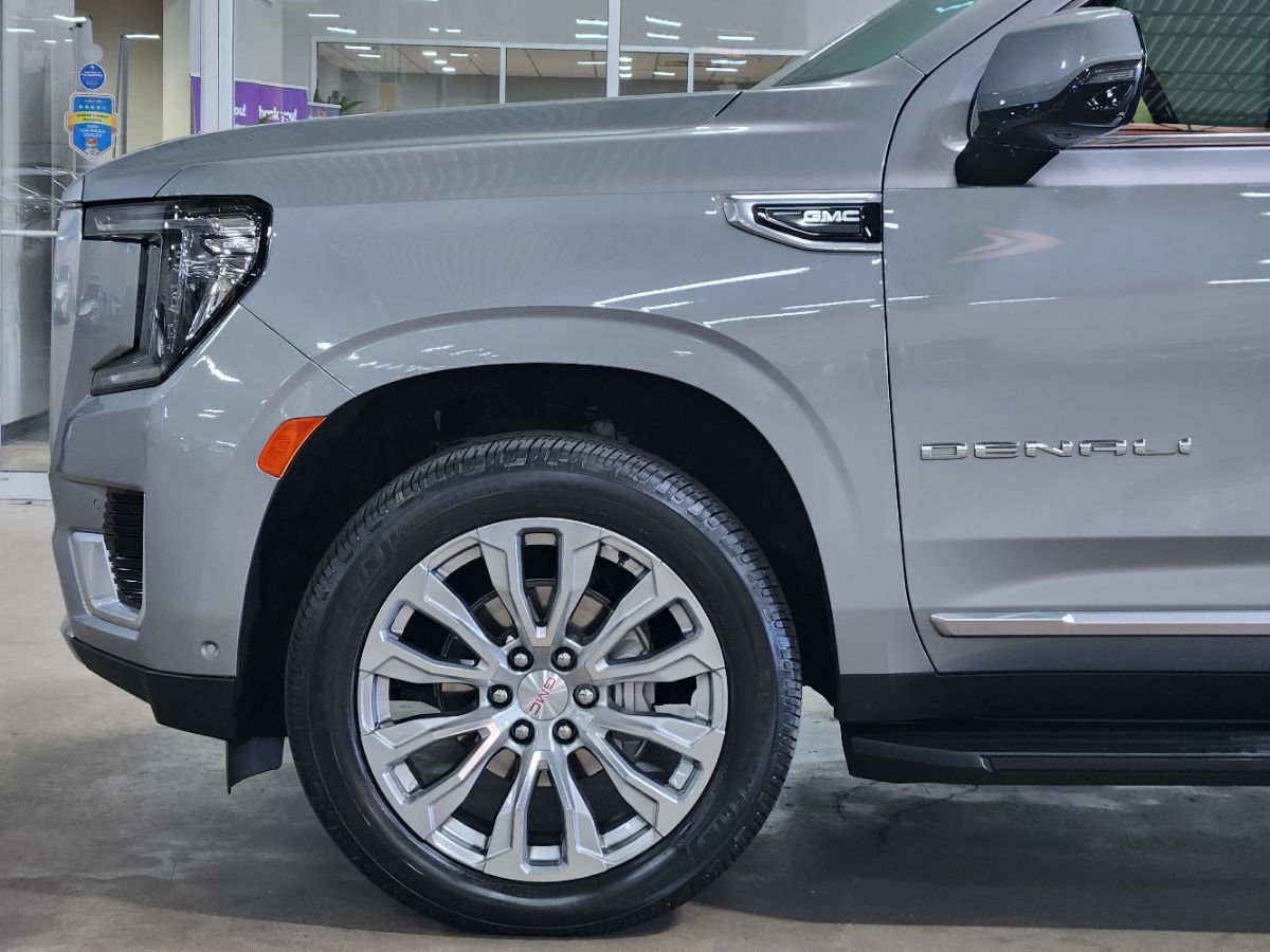 Used 2024 GMC Yukon Denali w/ Advanced Technology Package AWD/4WD image 17