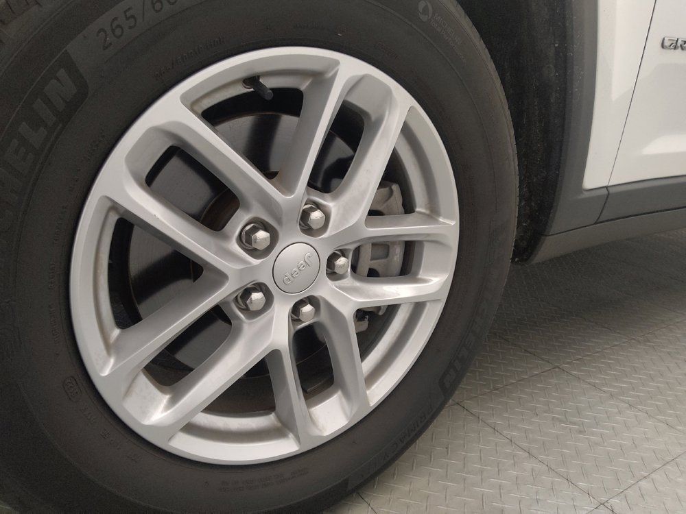 Used 2023 Jeep Grand Cherokee L Laredo RWD image 31