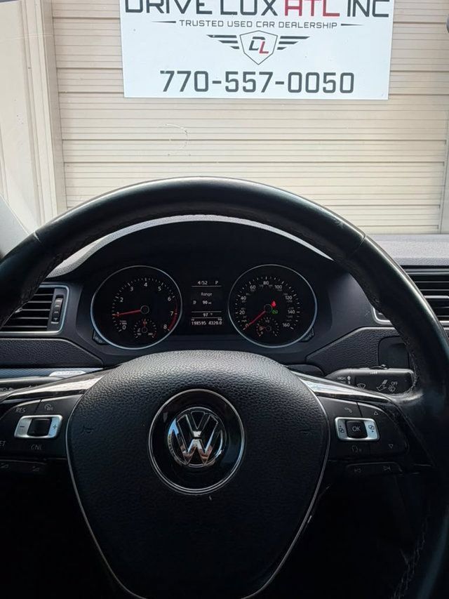 Used 2017 Volkswagen Jetta SE FWD image 4