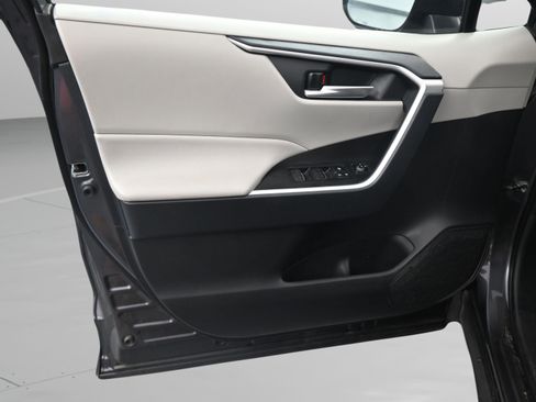 Certified 2025 Toyota RAV4 XLE image 31