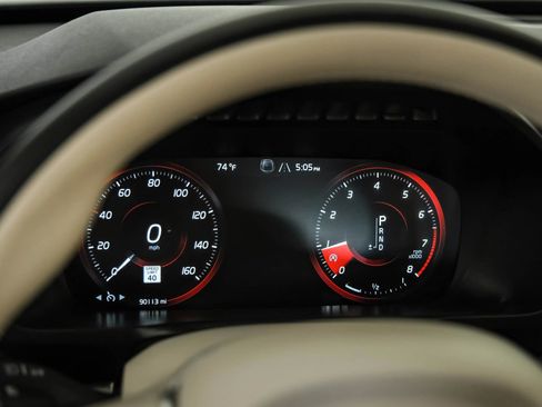 Used 2017 Volvo XC90 T6 Momentum w/ Vision Package image 18