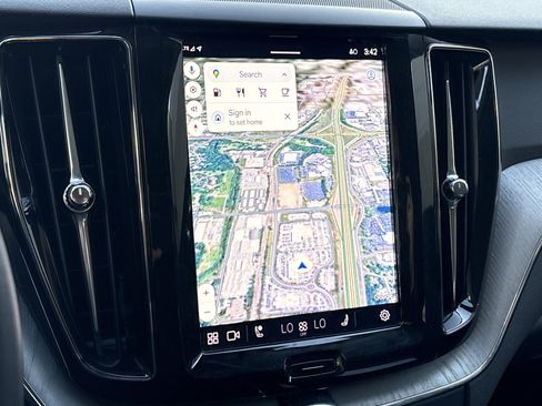 Used 2025 Volvo XC60 B5 Plus image 24