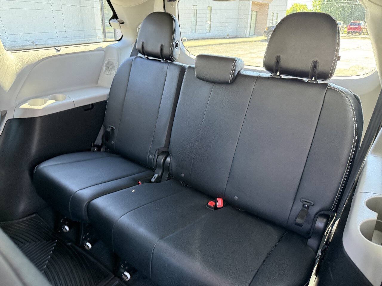 Used 2020 Toyota Sienna SE Premium w/ Nightshade Edition FWD image 18