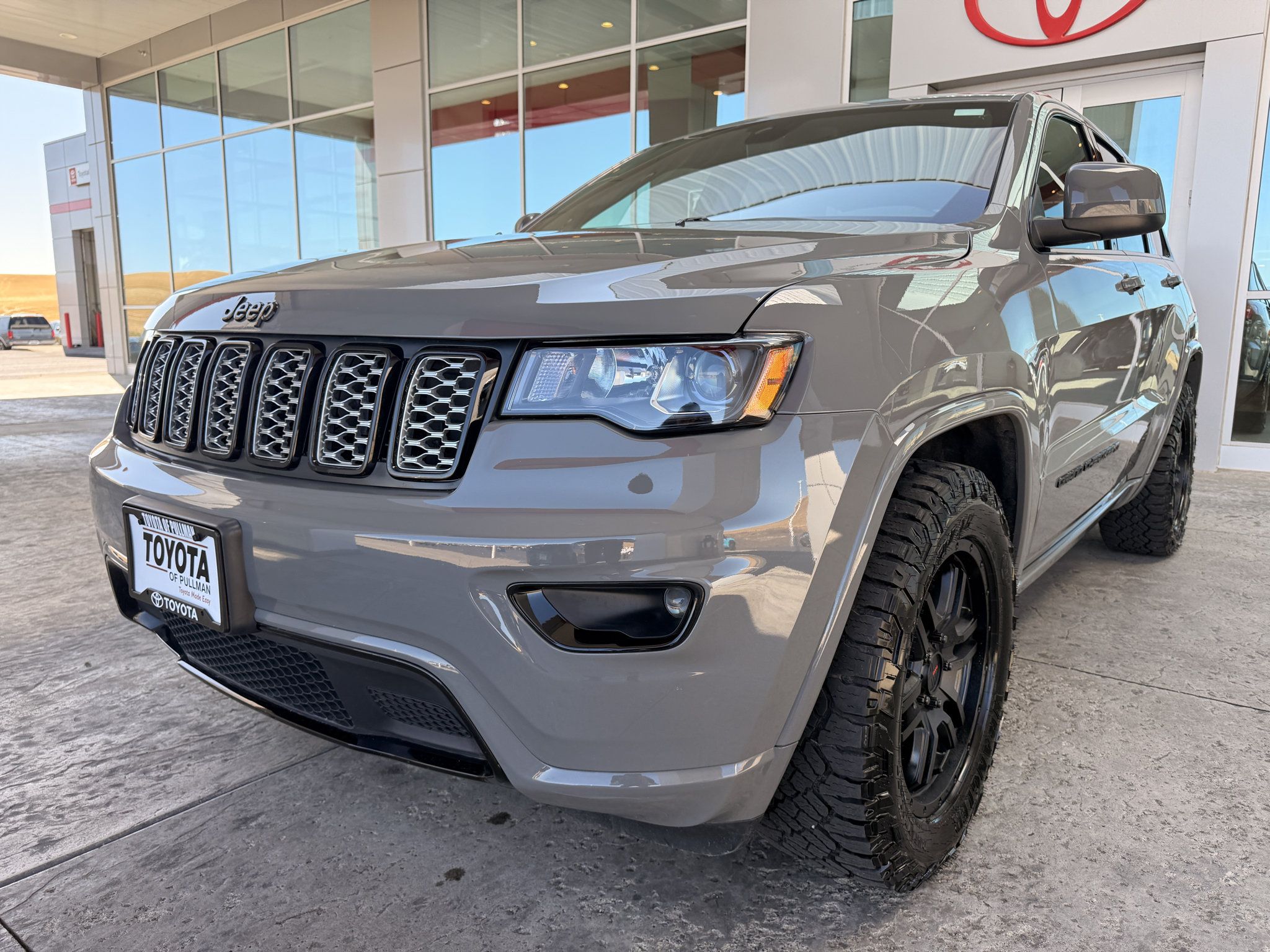 Used 2022 Jeep Grand Cherokee Laredo X RWD image 4