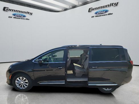 Used 2018 Chrysler Pacifica Touring-L FWD image 23
