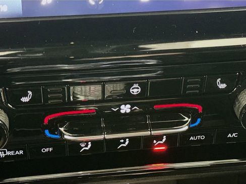 New 2025 Jeep Grand Cherokee Laredo image 18