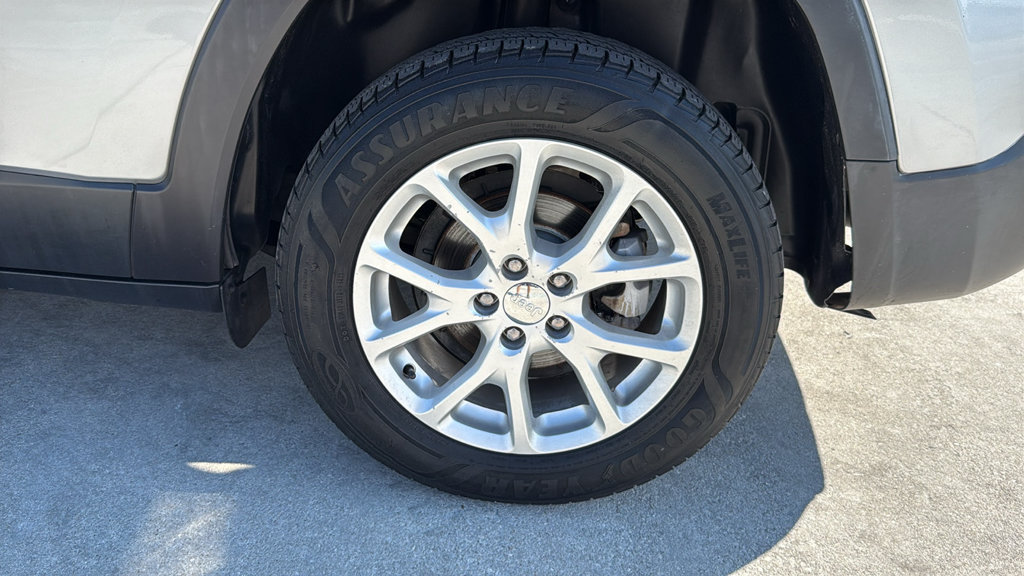 Used 2017 Jeep Cherokee Latitude w/ Comfort & Sound Group FWD image 18