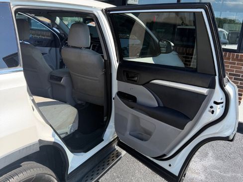 Used 2019 Toyota Highlander LE FWD image 20