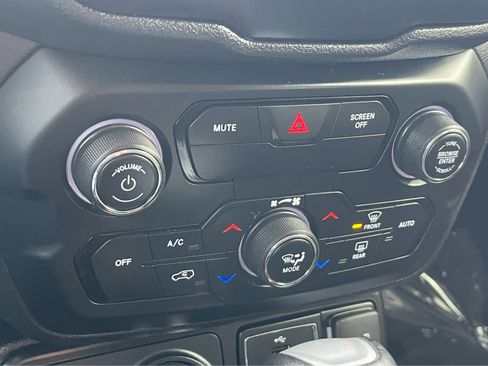 Used 2020 Jeep Renegade Trailhawk w/ Cold Weather Group image 18