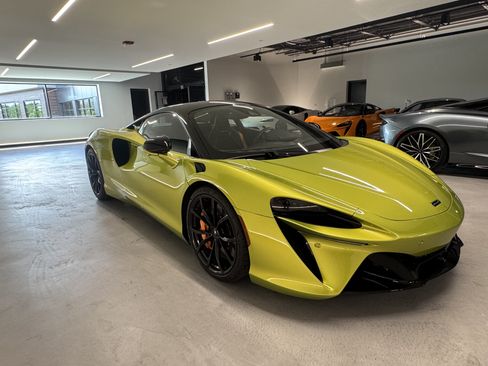 Used 2023 McLaren Artura RWD image 6