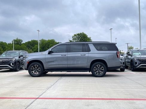 Used 2022 Chevrolet Suburban Z71 AWD/4WD image 3