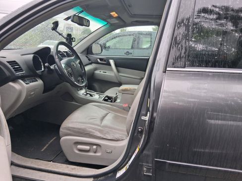 Used 2011 Toyota Highlander SE w/ Tow Pkg FWD image 5