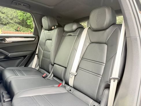Used 2023 Porsche Cayenne Platinum Edition AWD/4WD image 17