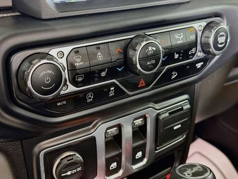 Used 2019 Jeep Wrangler Rubicon w/ Uconnect 4C Nav & Sound Group AWD/4WD image 16
