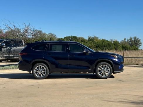 New 2026 Toyota Highlander Limited image 4