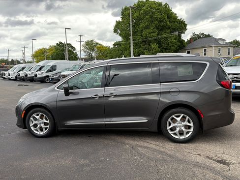 Used 2017 Chrysler Pacifica Touring-L Plus w/ Advanced Safetytec Group FWD image 5