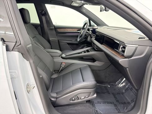 New 2026 Porsche Macan Electric image 25