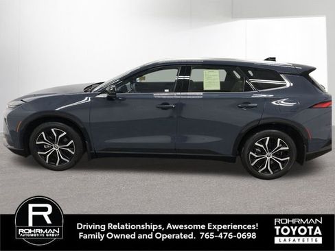 Used 2025 Toyota Crown Signia AWD/4WD image 3