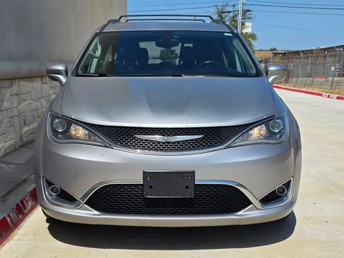 Used 2017 Chrysler Pacifica Touring-L FWD image 9