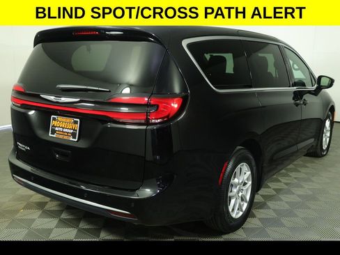 Used 2025 Chrysler Pacifica Select FWD image 6