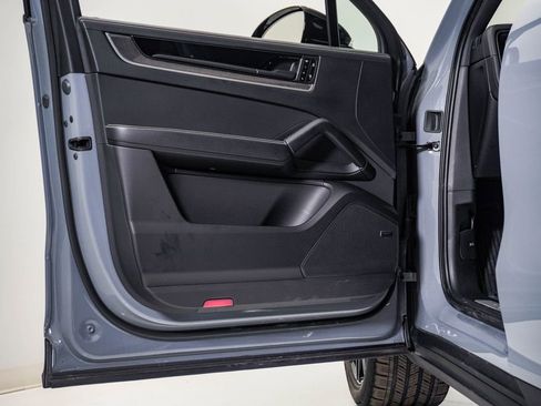 Certified 2025 Porsche Cayenne Coupe image 25