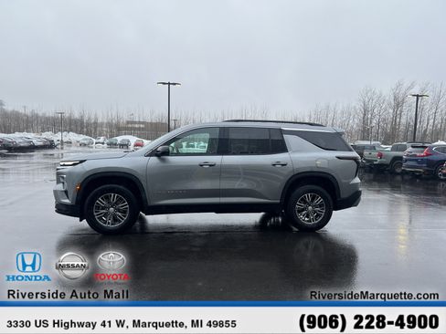 Used 2025 Chevrolet Traverse LT image 4