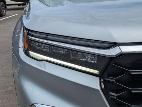 Certified 2025 Honda Pilot Touring image 14
