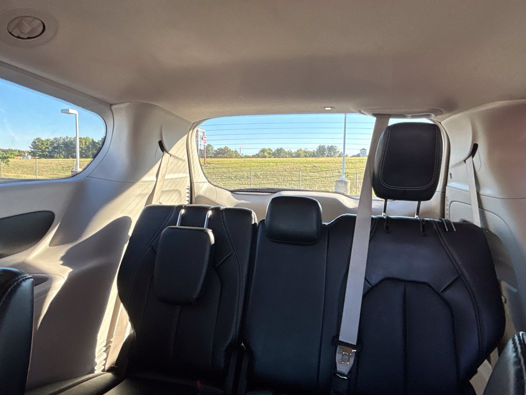 Used 2024 Chrysler Pacifica Touring-L FWD image 7