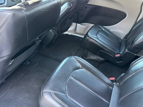 Used 2023 Chrysler Pacifica Touring-L FWD image 12
