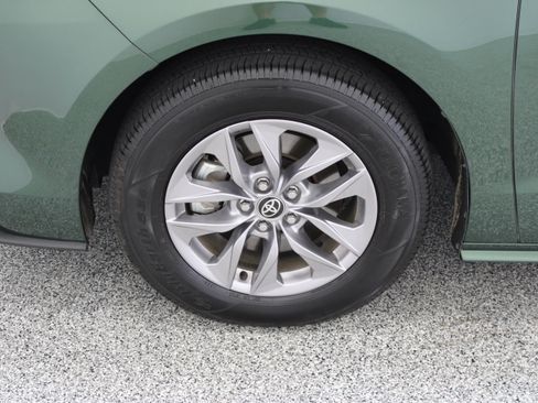 Used 2026 Toyota Sienna XLE FWD image 11
