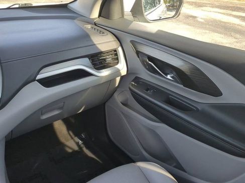 Used 2024 GMC Terrain SLT image 17