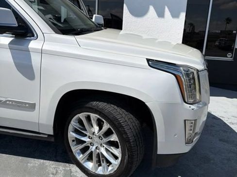 Used 2019 Cadillac Escalade Premium Luxury AWD/4WD image 16