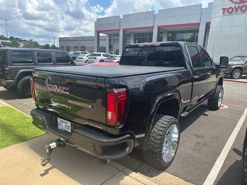 Used 2021 GMC Sierra 2500 Denali w/ Denali Black Diamond Edition AWD/4WD image 4
