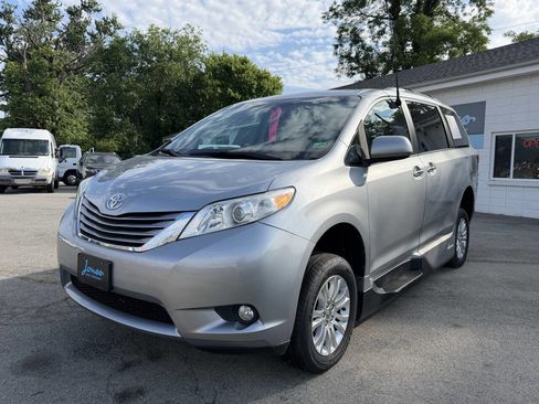 Used 2017 Toyota Sienna XLE FWD image 9