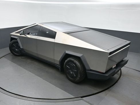 Used 2024 Tesla Cybertruck AWD Crew Cab image 33