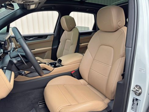 Used 2025 Porsche Cayenne w/ Premium Package Plus AWD/4WD image 44