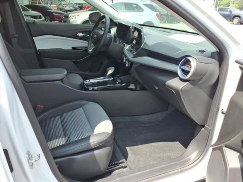 Used 2024 Chevrolet Trax LT w/ Driver Confidence Package FWD image 10
