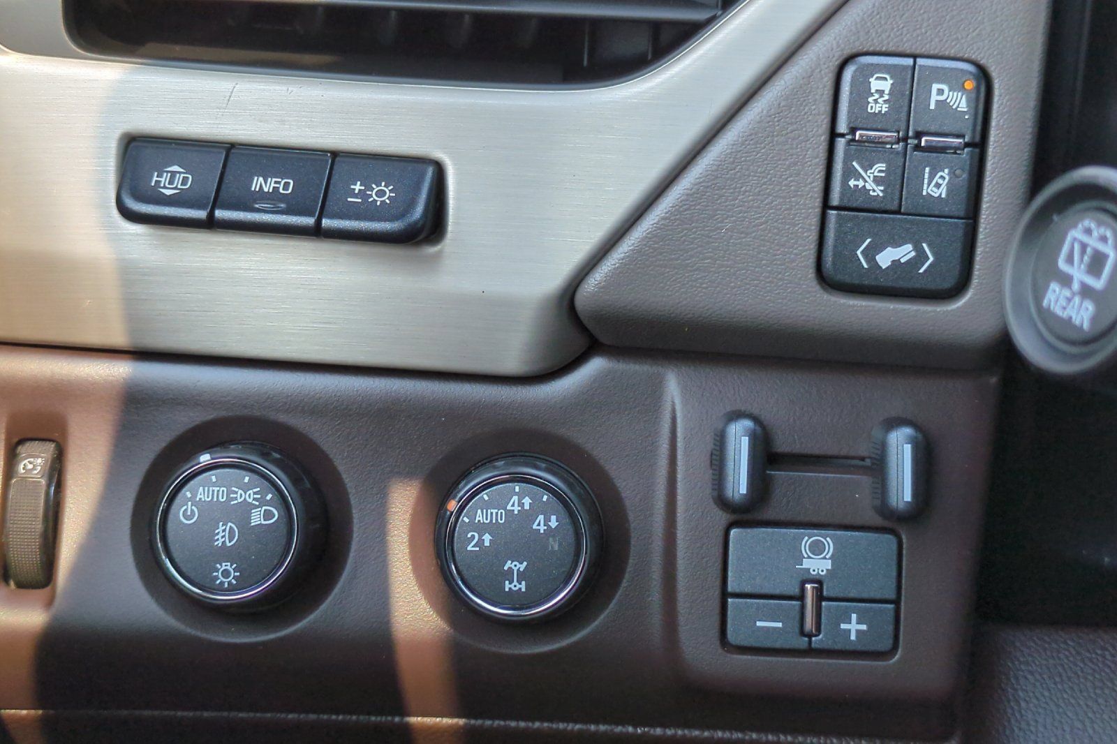 Used 2015 GMC Yukon Denali w/ Premium Package AWD/4WD image 39