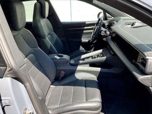 Certified 2025 Porsche Macan Electric image 12