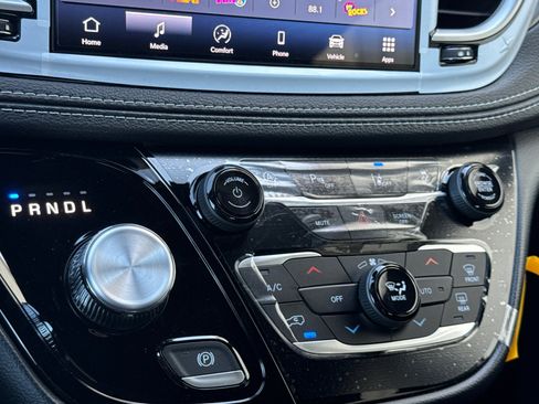 New 2027 Chrysler Pacifica Select FWD image 18