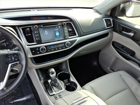 Used 2017 Toyota Highlander XLE image 12