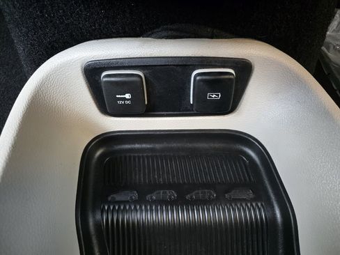 Used 2021 Chrysler Voyager Lxi image 34