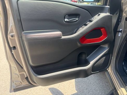 Used 2024 Nissan Frontier Pro-X RWD image 9