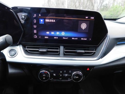 Certified 2025 Chevrolet Trax LT w/ Driver Confidence Package image 9