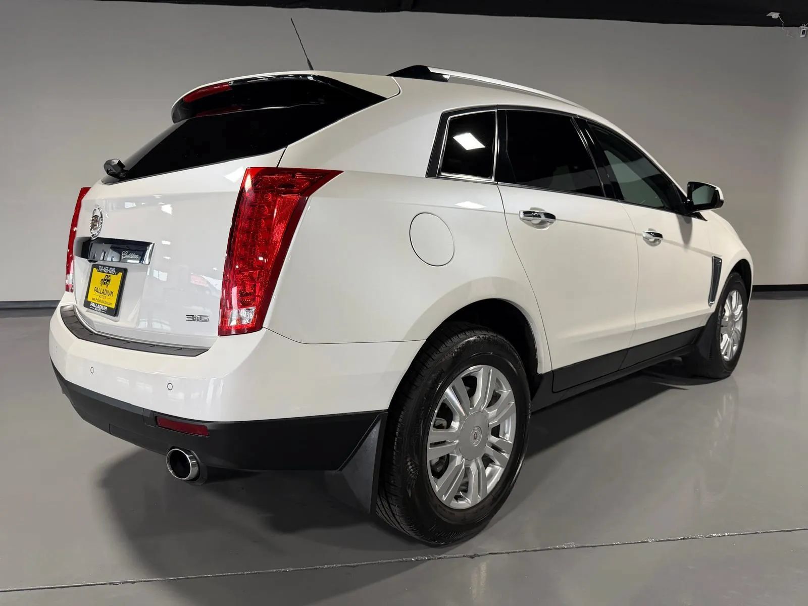 Used 2013 Cadillac SRX Luxury w/ Driver Awareness Package FWD image 4