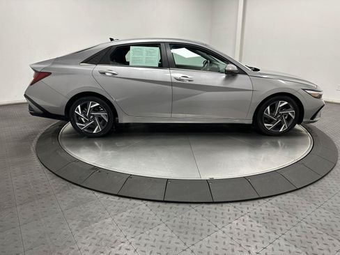 Used 2025 Hyundai Elantra SEL FWD image 15