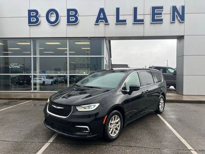 Used 2025 Chrysler Pacifica Select